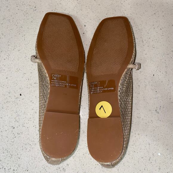 RE: Sanctuary Women’s 7 Mary Jane Ballet Flat w Cushioned Flexible Footbed, Gold - Picture 7 of 9